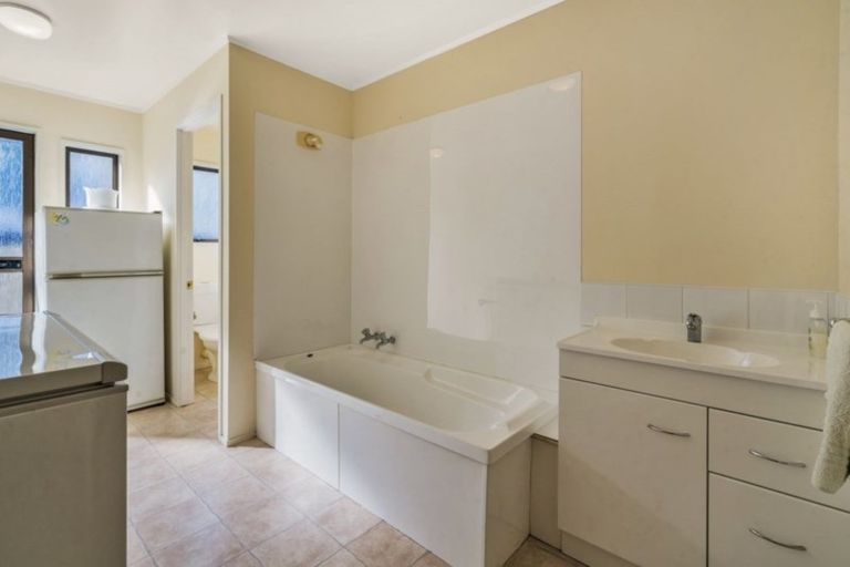 Photo of property in 2/20 Takutai Avenue, Bucklands Beach, Auckland, 2012