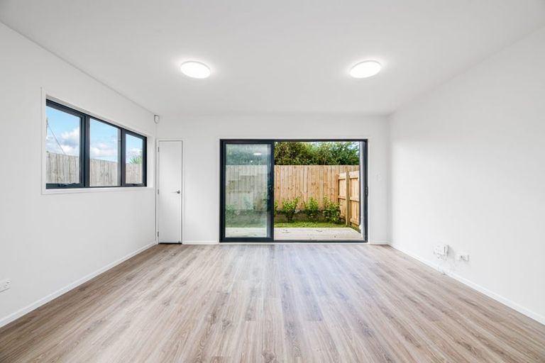 Photo of property in 4/43b Waimumu Road, Massey, Auckland, 0614