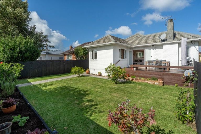 Photo of property in 1/58 Eversleigh Road, Belmont, Auckland, 0622
