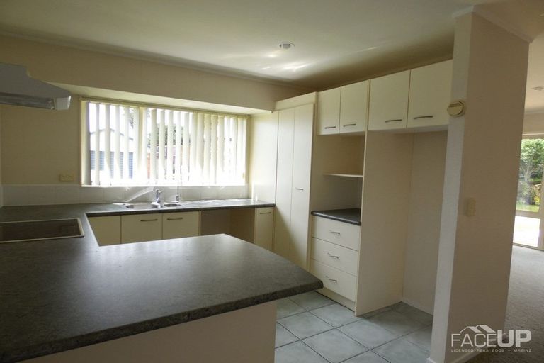 Photo of property in 72 Kingdale Road, Henderson, Auckland, 0610