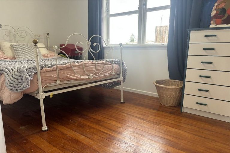 Photo of property in 26 Waione Avenue, Te Atatu Peninsula, Auckland, 0610