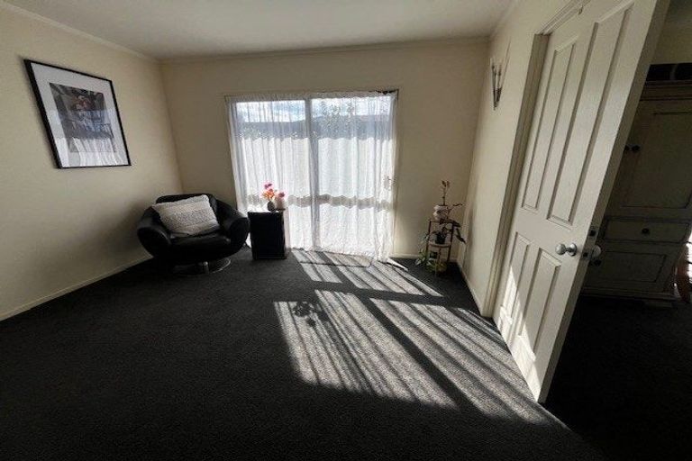 Photo of property in 32 Jillteresa Crescent, Half Moon Bay, Auckland, 2012