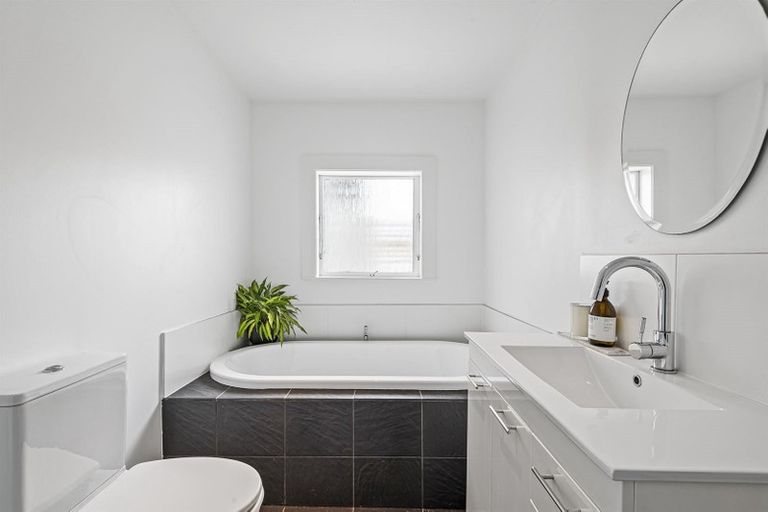 Photo of property in 1/20 Corrella Road, Belmont, Auckland, 0622