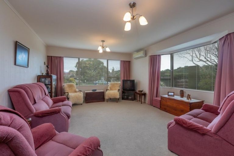 Photo of property in 5 Rewarewa Crescent, Waikanae, 5036