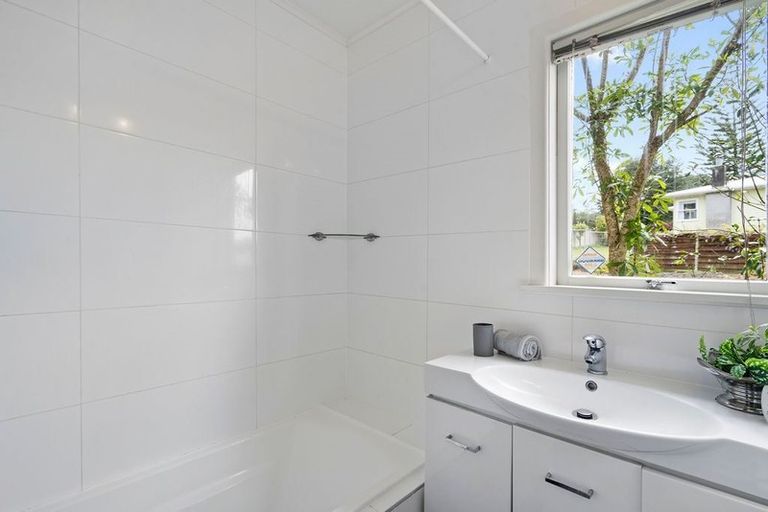 Photo of property in 1/71 Sunnynook Road, Forrest Hill, Auckland, 0620