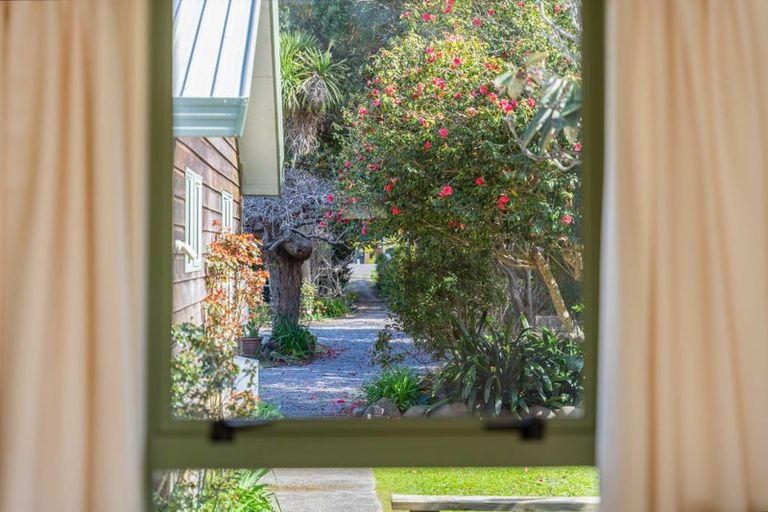 Photo of property in 243 Te Moana Road, Waikanae, 5036