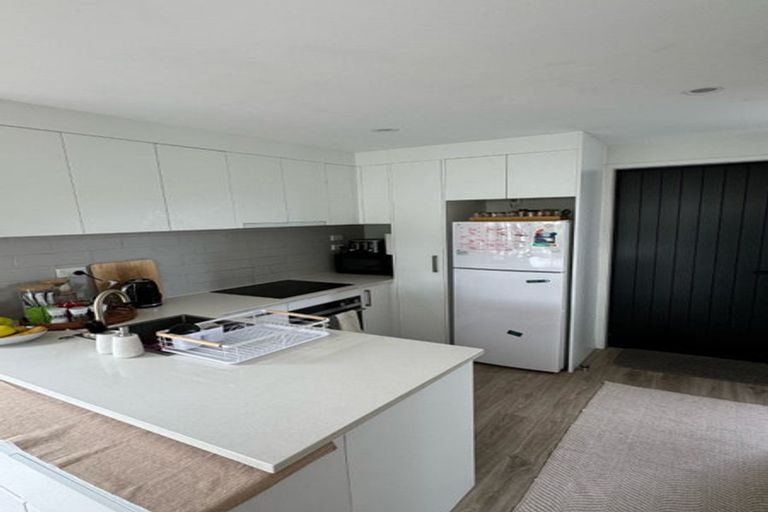 Photo of property in 3/8 Chivalry Road, Glenfield, Auckland, 0629