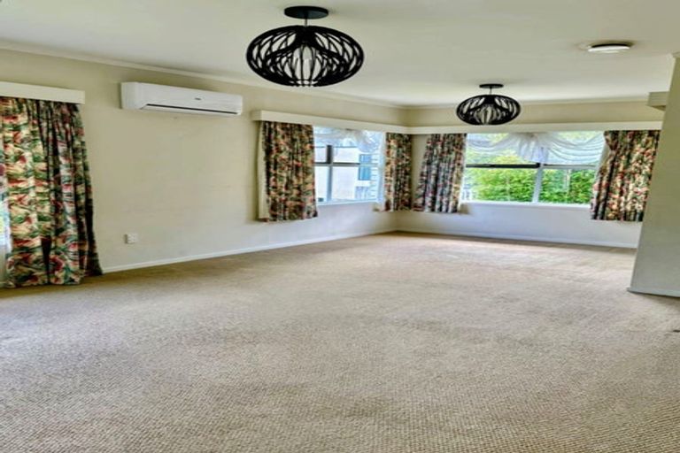 Photo of property in 2/35 Knightsbridge Drive, Forrest Hill, Auckland, 0620