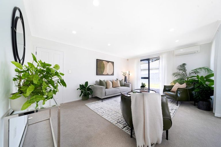 Photo of property in 8 Coupland Court, Glendene, Auckland, 0602