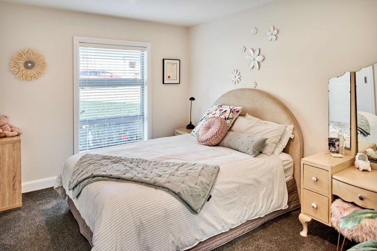 Photo of property in 10 Madeira Close, Whitby, Porirua, 5024