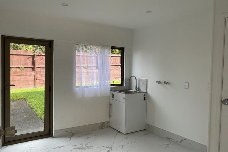 Photo of property in 2/27 Butterworth Drive, Glendene, Auckland, 0602