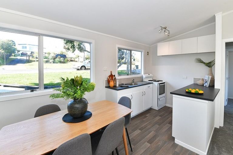 Photo of property in 17 Shakespear Road, Army Bay, Whangaparaoa, 0930