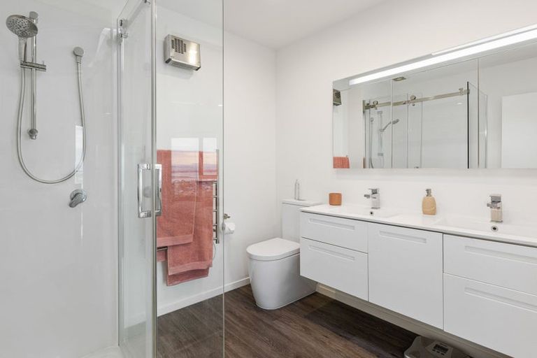 Photo of property in 2/60 Moncks Spur Road, Redcliffs, Christchurch, 8081