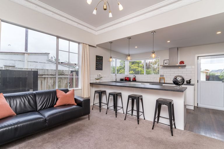 Photo of property in 10 Hargest Crescent, Saint Kilda, Dunedin, 9012