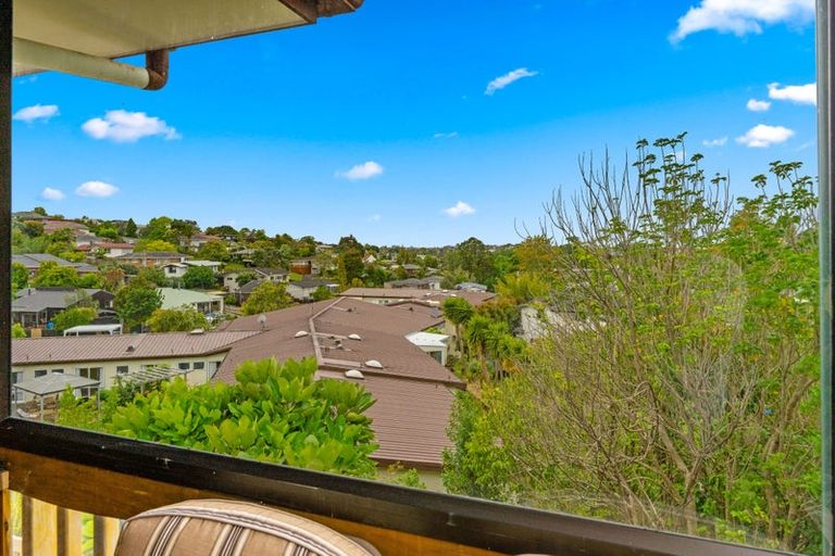 Photo of property in 1/12 Greenvalley Rise, Glenfield, Auckland, 0629