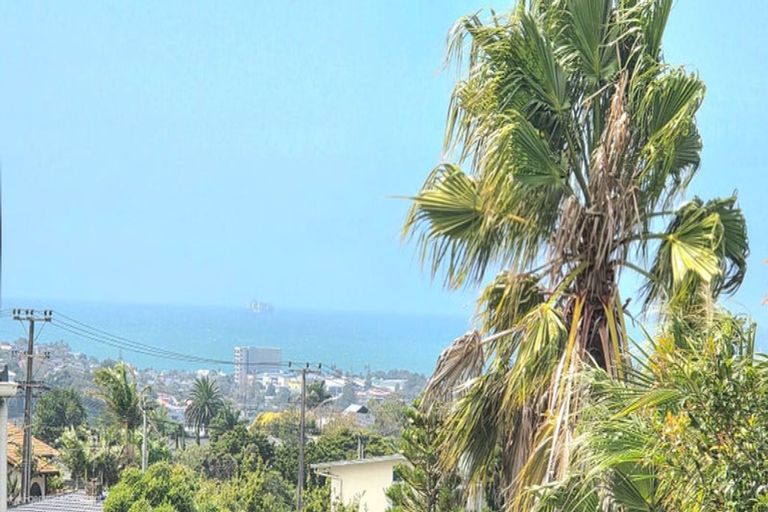 Photo of property in 2/267 Glenfield Road, Hillcrest, Auckland, 0627