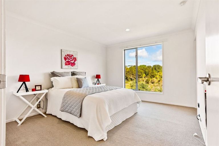 Photo of property in 9l Clearwater Cove, West Harbour, Auckland, 0618