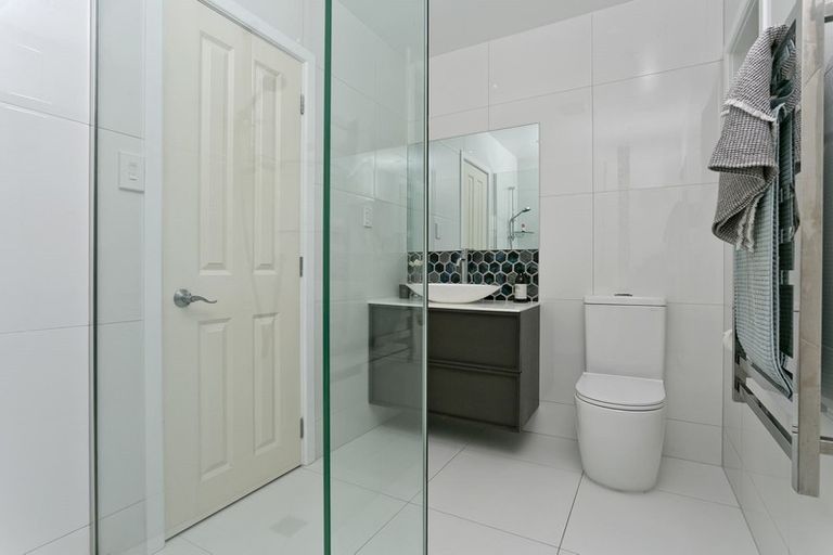 Photo of property in 2/43 Northumberland Avenue, Belmont, Auckland, 0622