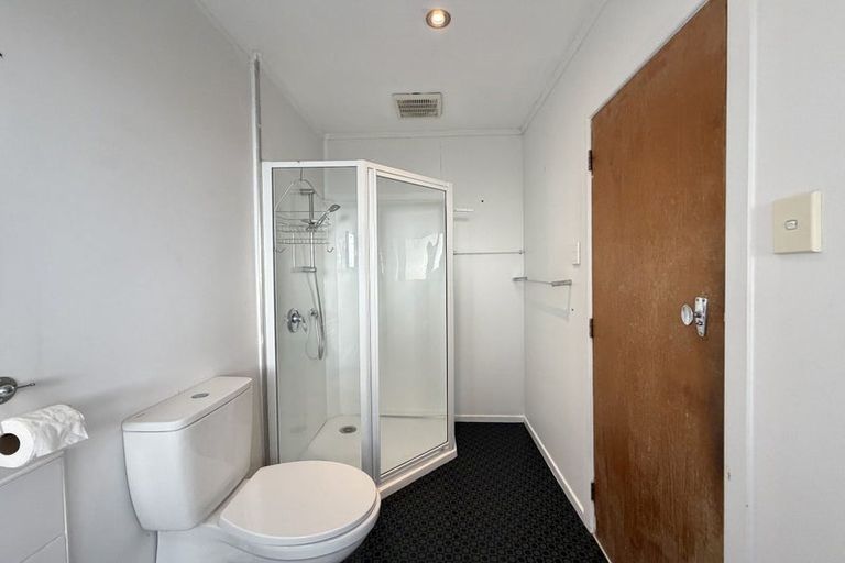 Photo of property in 33 Omega Street, Newlands, Wellington, 6037