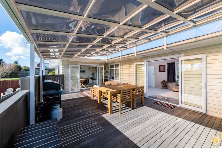 Photo of property in 74 Sylvan Crescent, Te Atatu South, Auckland, 0610