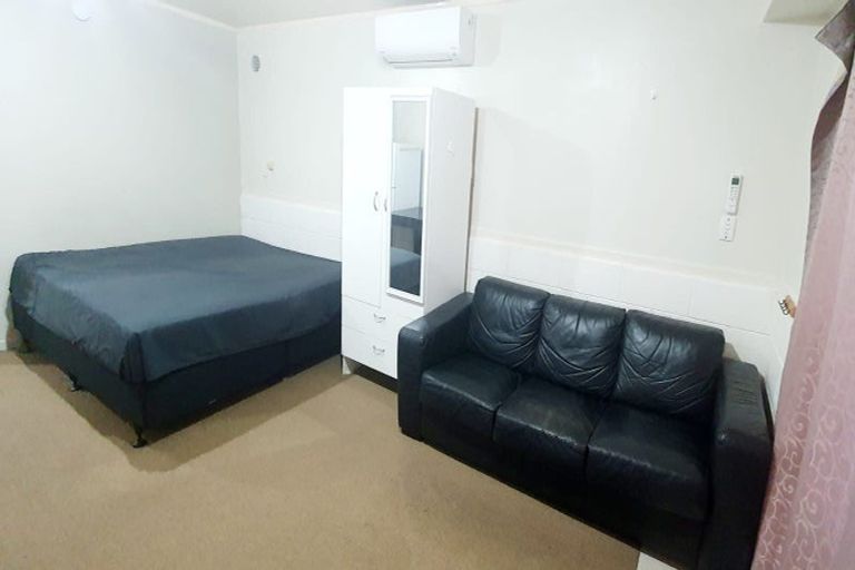 Photo of property in 13 Vina Place, Massey, Auckland, 0614