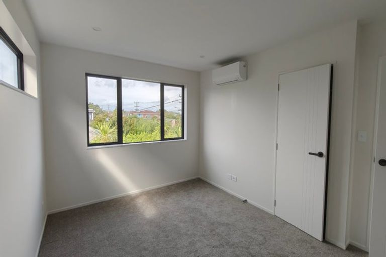 Photo of property in 118 Chivalry Road, Glenfield, Auckland, 0629