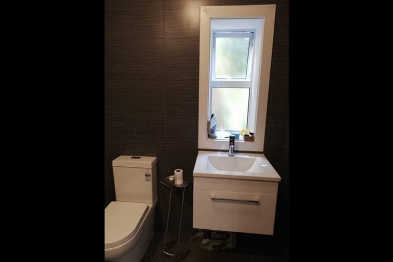 Photo of property in 5 Richmond Road, Mahina Bay, Lower Hutt, 5013