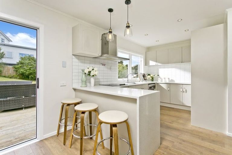 Photo of property in 24 Arrow Road, Forrest Hill, Auckland, 0620