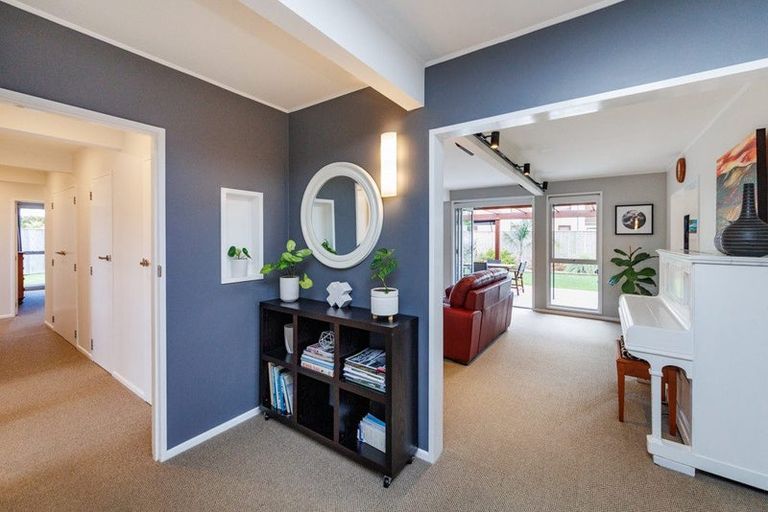 Photo of property in 15 Chilton Grove, Hokowhitu, Palmerston North, 4410