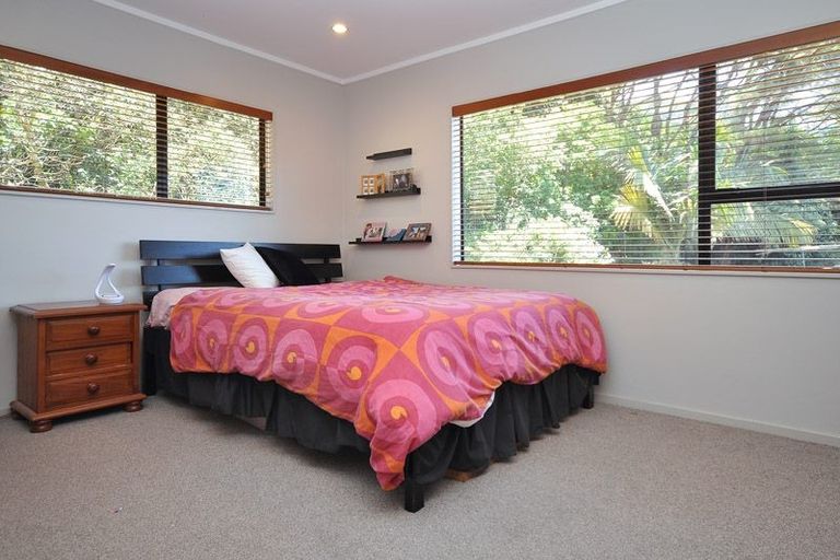 Photo of property in 2/55 Greenvalley Rise, Glenfield, Auckland, 0629