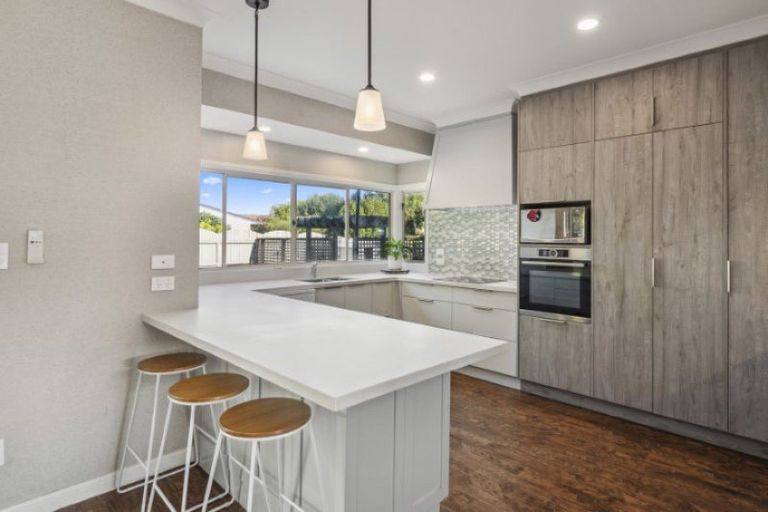 Photo of property in 2 Rika Place, Kawaha Point, Rotorua, 3010