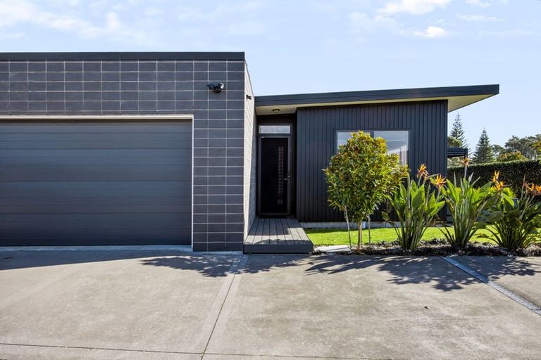 Photo of property in 5 Kotare Drive, Waiwhakaiho, New Plymouth, 4312