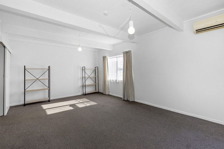 Photo of property in 128 Akaroa Drive, Maupuia, Wellington, 6022