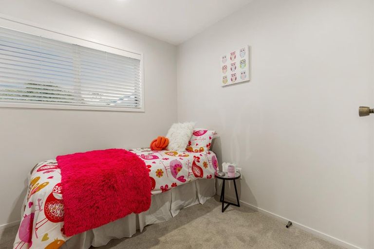 Photo of property in 2/7 Ian Place, Glendene, Auckland, 0602