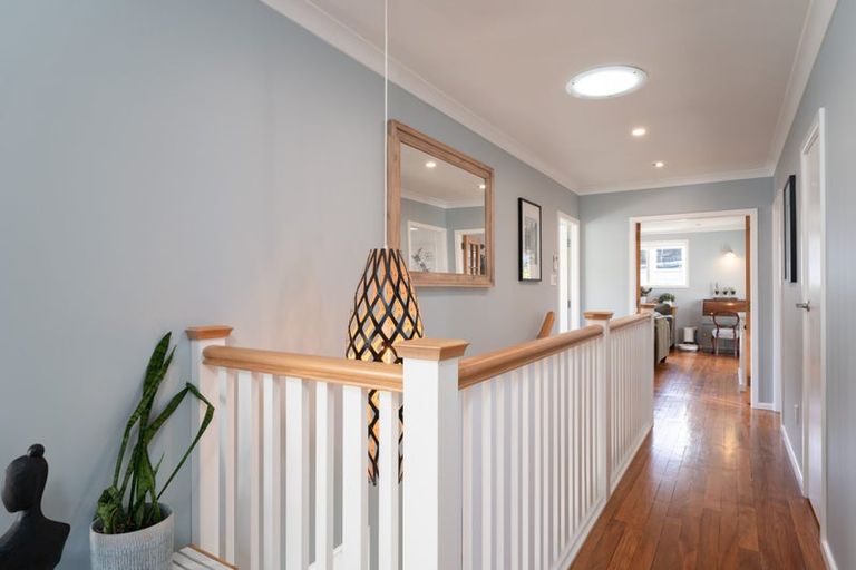 Photo of property in 2 Fitzwilliam Terrace, Tawa, Wellington, 5028