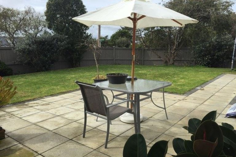 Photo of property in 1 Ward Crescent, Te Atatu Peninsula, Auckland, 0610