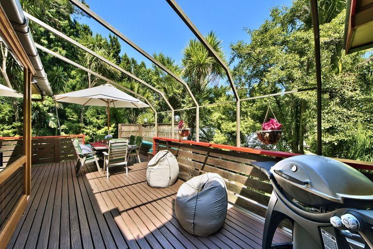 Photo of property in 12 Taraire Road, Titirangi, Auckland, 0604