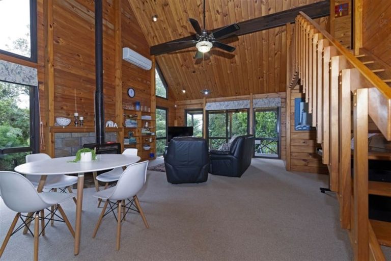 Photo of property in 566 Scenic Drive, Waiatarua, Auckland, 0612