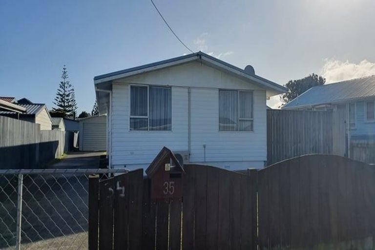 Photo of property in 35 Raupo Street, Castlecliff, Whanganui, 4501