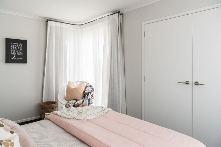 Photo of property in 16 Bridget Court, Red Beach, 0932