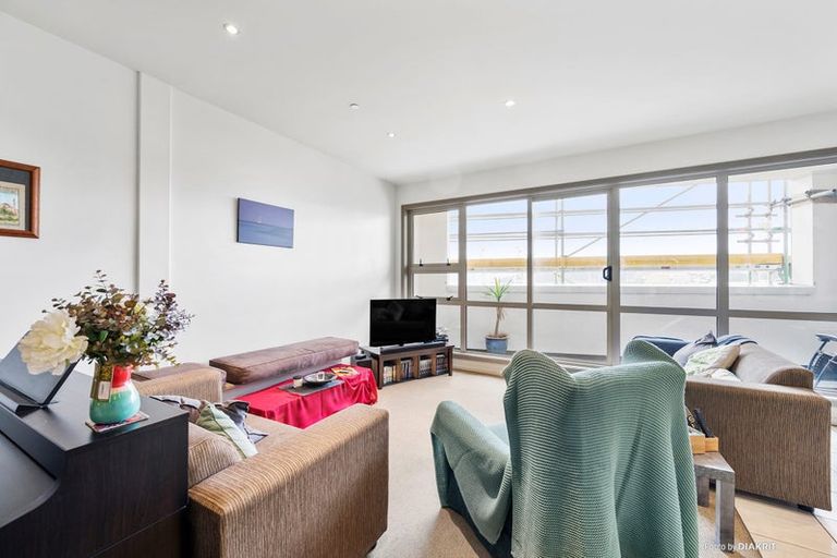 Photo of property in Stadium Garden Flats, 313/107 Thorndon Quay, Pipitea, Wellington, 6011