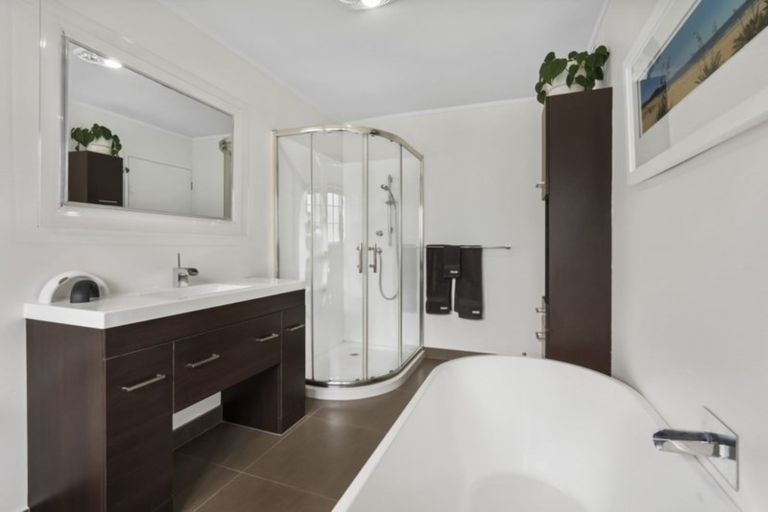 Photo of property in 53 Nui Mana Place, Te Atatu South, Auckland, 0610