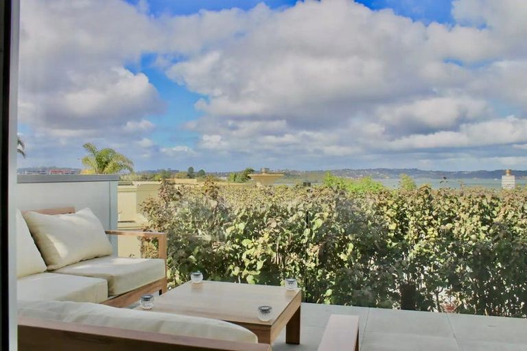 Photo of property in 15 Courtneys, West Harbour, Auckland, 0618