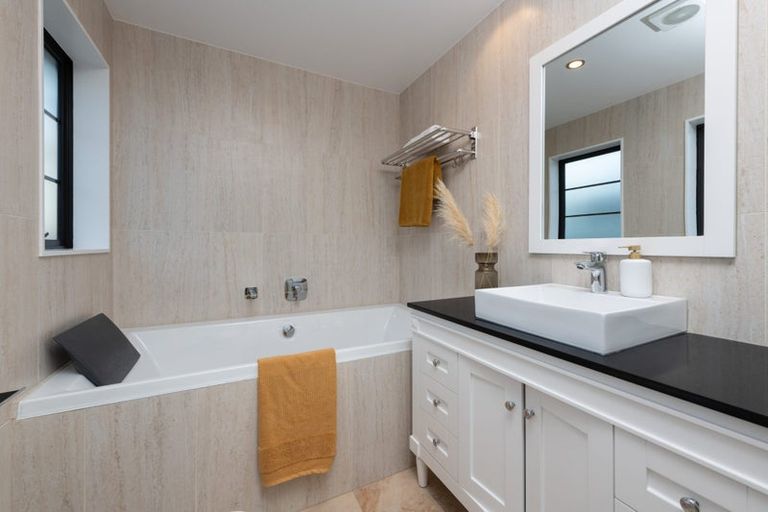 Photo of property in 25a Rothesay Bay Road, Rothesay Bay, Auckland, 0630