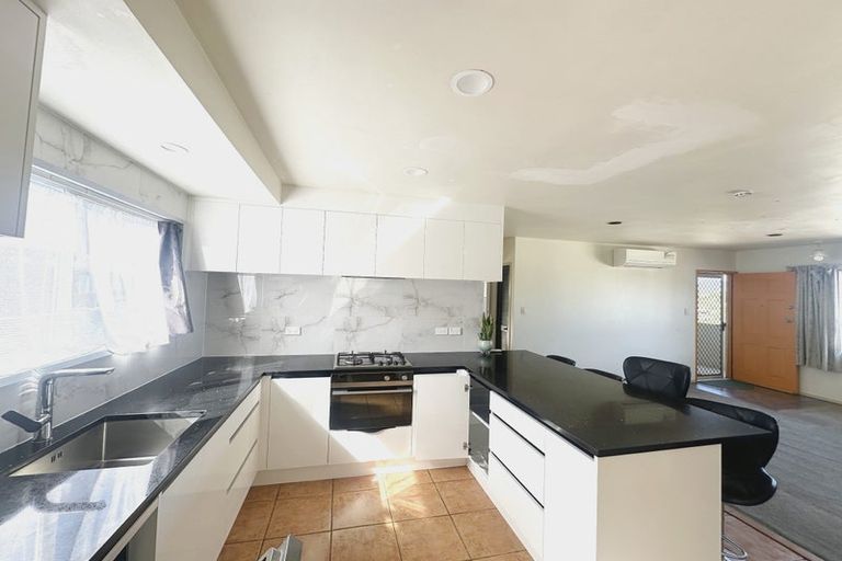 Photo of property in 4/70 West Coast Road, Glen Eden, Auckland, 0602