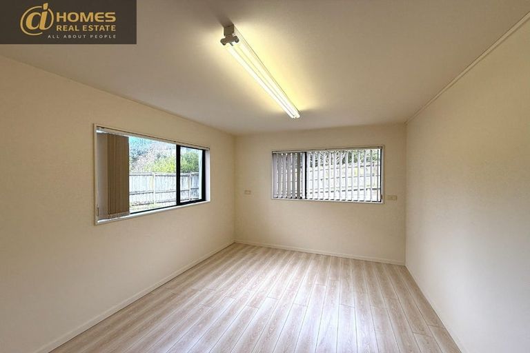 Photo of property in 5 Queen Natalie Place, Massey, Auckland, 0614
