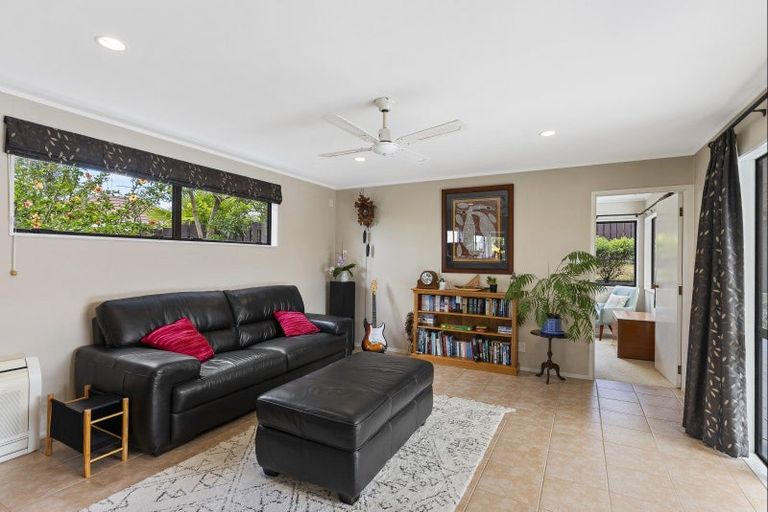 Photo of property in 33 Marina View Drive, West Harbour, Auckland, 0618