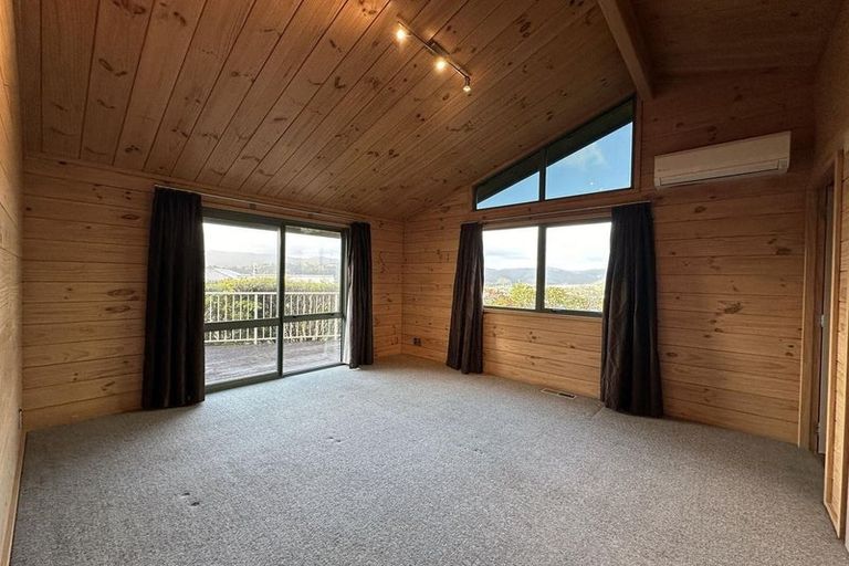 Photo of property in 8a Riverstone Drive, Riverstone Terraces, Upper Hutt, 5018