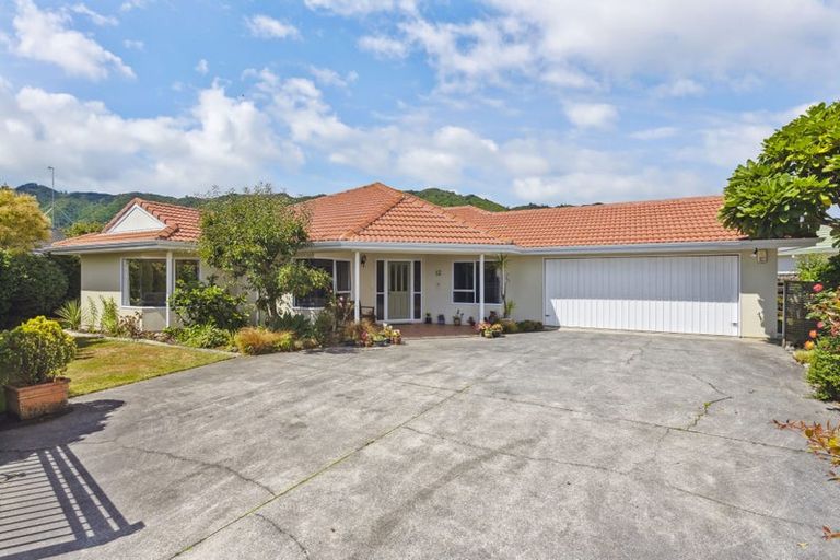 Photo of property in 13 Runanga Grove, Waikanae, 5036