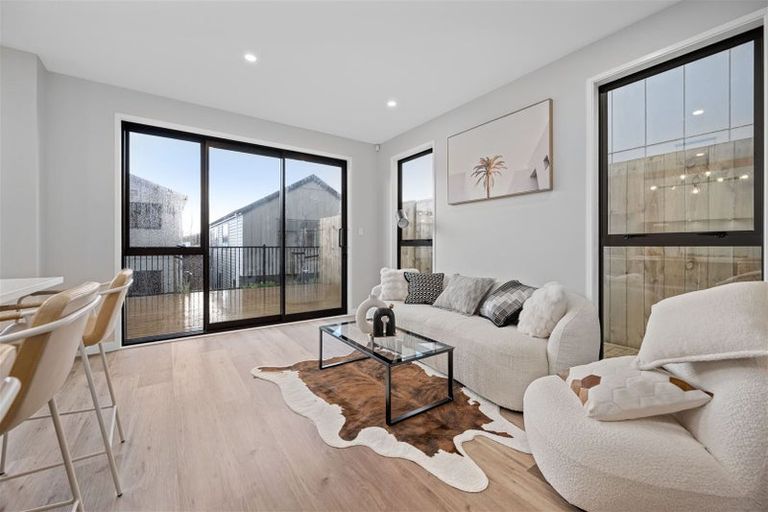 Photo of property in 14 Pohewa Road, Silverdale, 0932